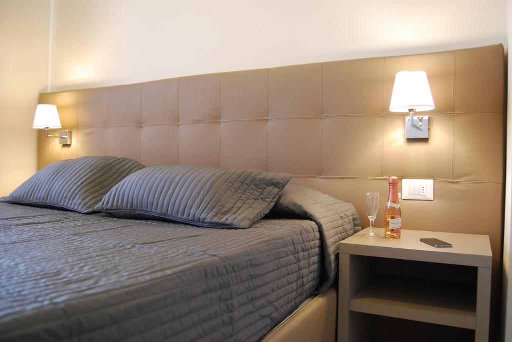 Aparthotel Residenze Al Colle Dei Pini Riccione Zimmer foto