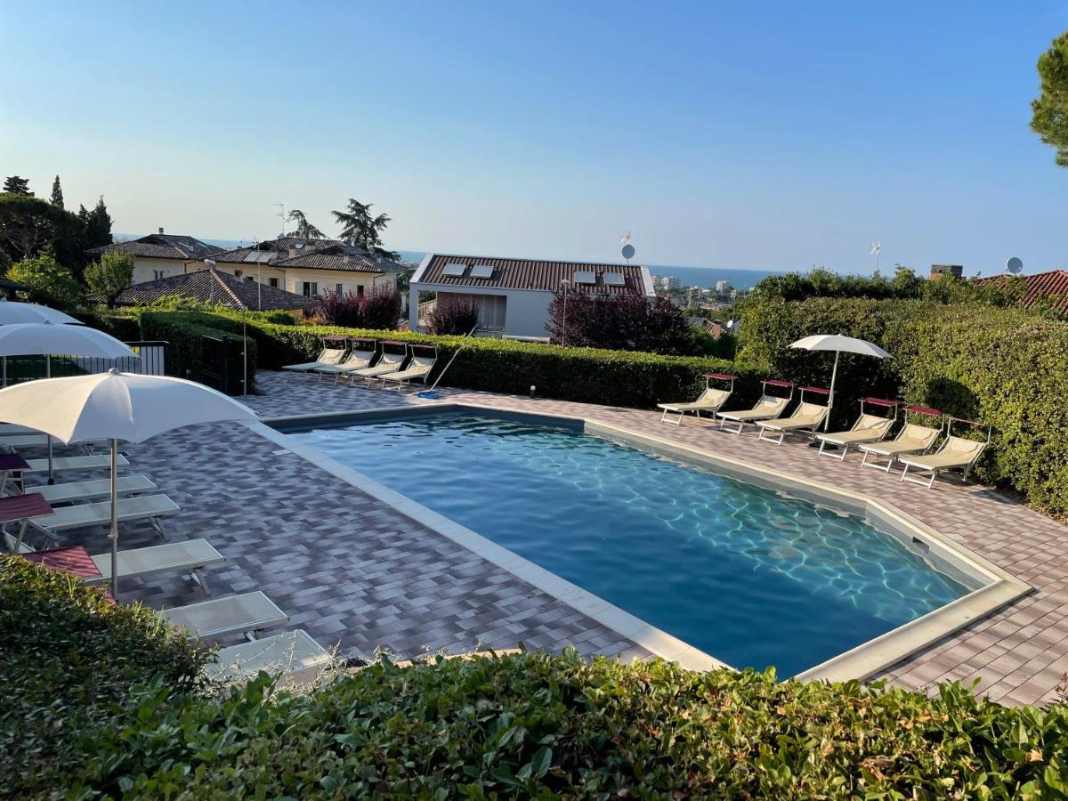 Aparthotel Residenze Al Colle Dei Pini Riccione Exterior foto