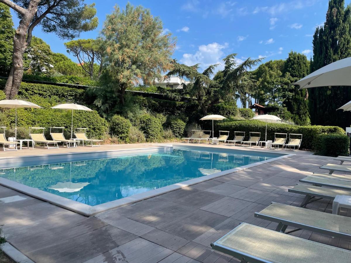 Aparthotel Residenze Al Colle Dei Pini Riccione Exterior foto