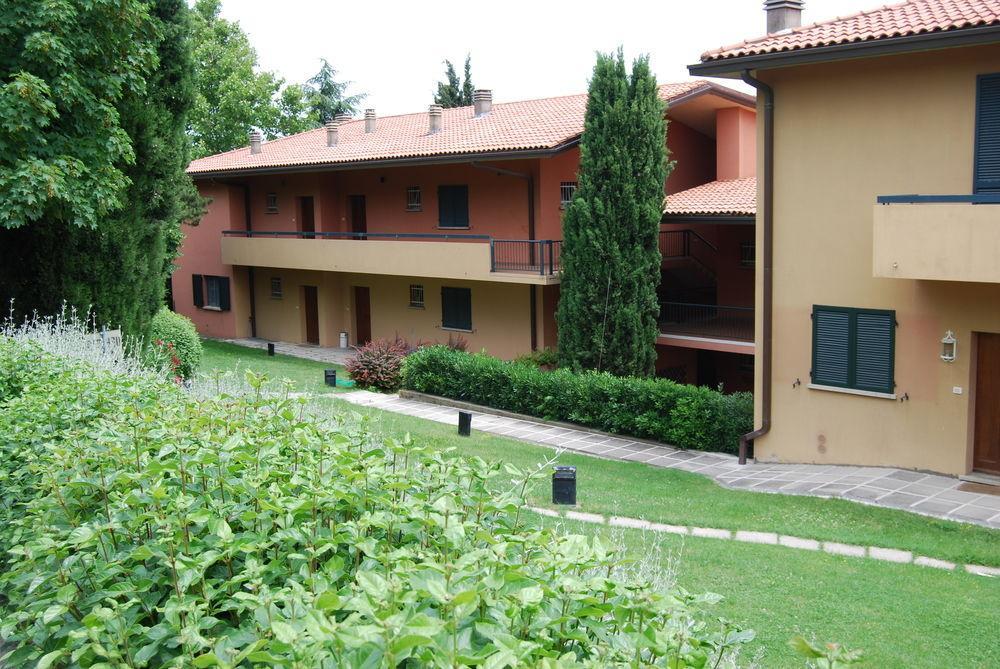 Aparthotel Residenze Al Colle Dei Pini Riccione Exterior foto