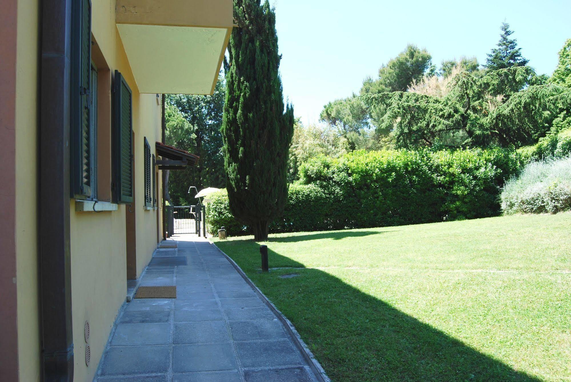 Aparthotel Residenze Al Colle Dei Pini Riccione Exterior foto