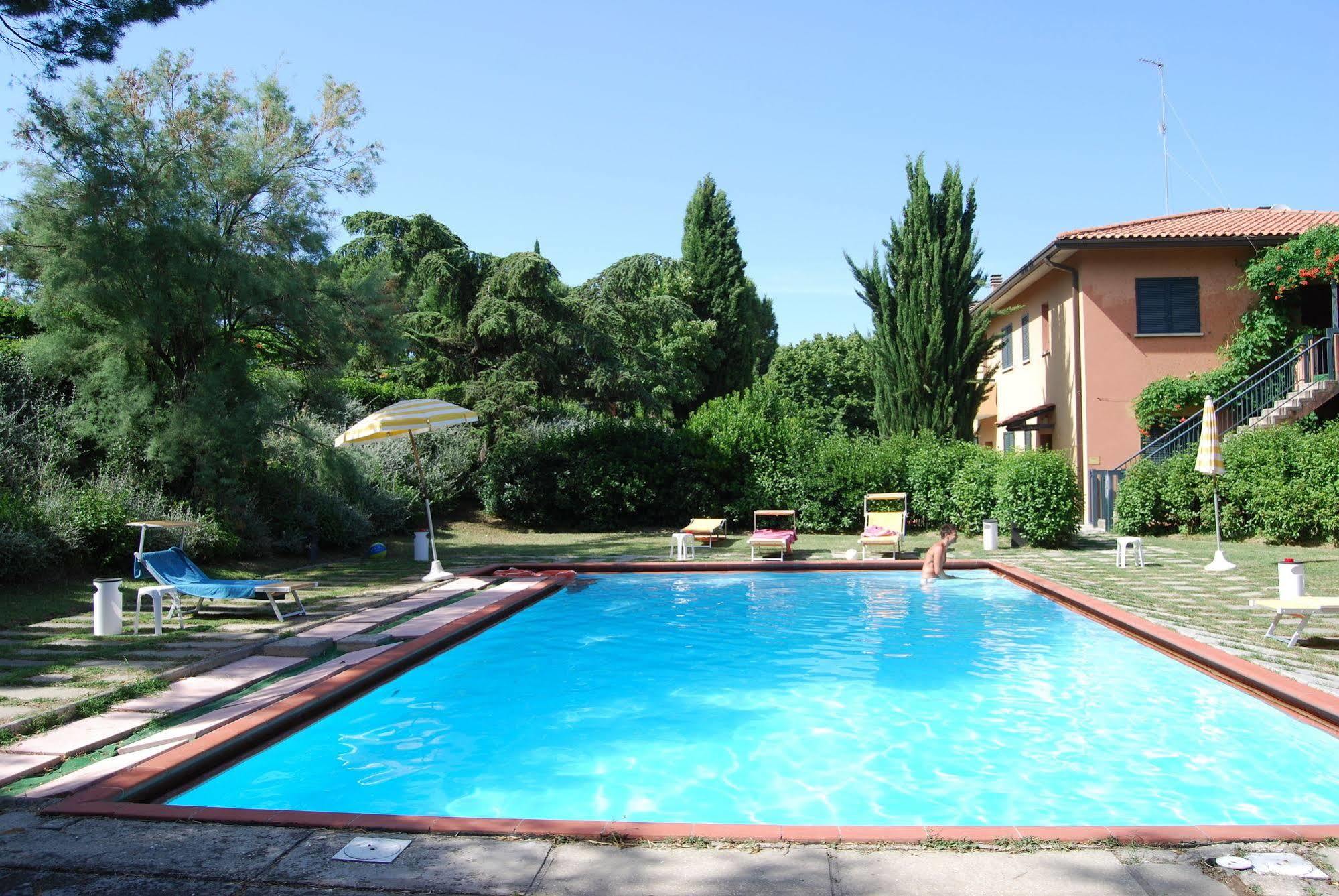 Aparthotel Residenze Al Colle Dei Pini Riccione Exterior foto