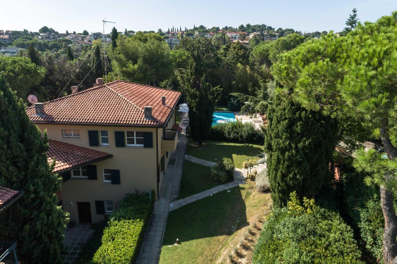 Aparthotel Residenze Al Colle Dei Pini Riccione Exterior foto